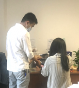 服务征地“回迁”群众  首批安置房住户领取新证